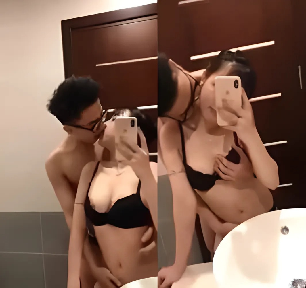Tình yêu ngọt ngào với em trước gương